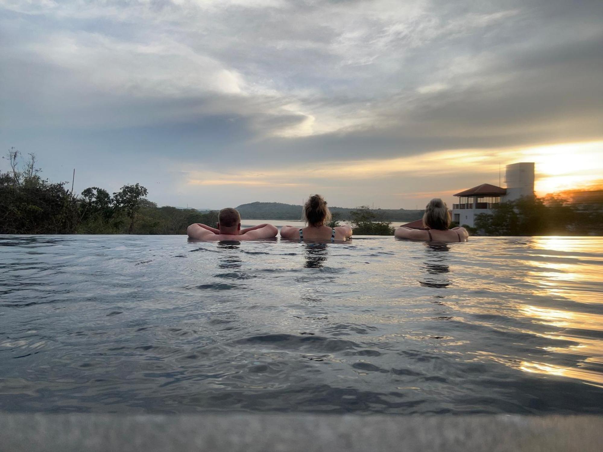 Sundown Lake Hotel & Spa Habarana Eksteriør billede
